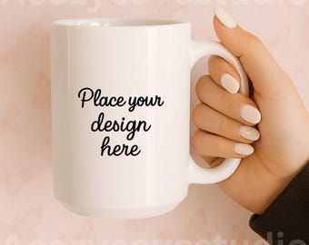 Maqueta de taza de 15 oz: Foto colorida de una modelo sosteniendo una taza de café blanca de 15 oz, maqueta de estilo de vida linda y acogedora de taza blanca Mockup Canva