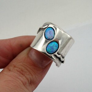 Stunning Sterling Silver Opal Ring size 7.5 (h 1006