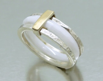 Anillo de cerámica blanca apilando plata y oro amarillo martillado