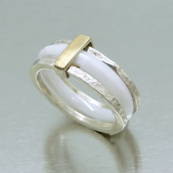 Blanc bague en céramique argent empilage et or jaune martelé