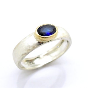 Matt Silber-Ring mit einem ovalen blauen Saphir in Gold