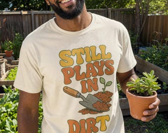 Maglietta "Still Plays In Dirt" - Regalo divertente per giardinieri - Maglietta retrò per amanti del giardinaggio