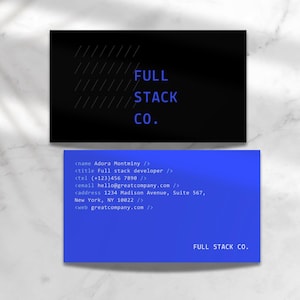 Puede incluir: Una tarjeta de visita azul y negra con el texto "FULL STACK CO." y la información de contacto de Adora Montminy, desarrolladora full stack. La información de contacto se muestra en un formato similar al código.