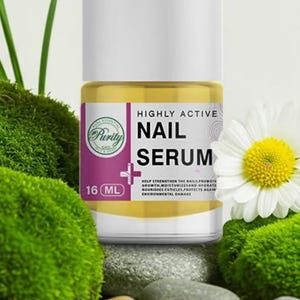 Puede incluir: Una botella de sérum para uñas con el texto "HIGHLY ACTIVE NAIL SERUM". La botella tiene una tapa blanca y una etiqueta con la marca "Purity" y el volumen de 16 ml. El fondo incluye una margarita blanca y musgo verde.