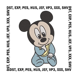 Puede incluir: Imagen bordada de bebé Mickey Mouse sentado, con un atuendo azul claro y un babero amarillo. La imagen tiene orejas negras y una cara bronceada. El texto "DST, EXP, PES, HUS, JEF, VP3, XXX, SHV" está alrededor del borde.