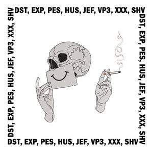 Può includere: Un'illustrazione in bianco e nero di uno scheletro che tiene una carta con un viso sorridente. Lo scheletro sta fumando una sigaretta da cui esce fumo. Il testo "DST, EXP, PES, HUS, JEF, VP3, XXX, SHV" è ripetuto intorno all'immagine.