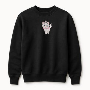 Puede incluir: Sudadera negra de cuello redondo con una imagen bordada de Marie, la gatita blanca de Los Aristogatos de Disney. Marie se representa con un lazo y un collar rosas. La sudadera es de un material suave.