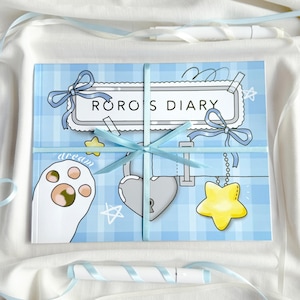 Puede incluir: Un diario a cuadros azul y blanco con el texto "RORO'S DIARY" y una huella de pata de gato. El diario está atado con una cinta azul claro y presenta ilustraciones de un candado, una estrella y lazos.