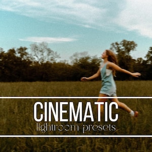 Könnte beinhalten: Eine Frau in einem blauen Overall rennt durch ein Feld mit verschwommenem Hintergrund. Der Text "CINEMATIC lightroom presets" wird in Weiß auf einem schwarzen Rechteck angezeigt.
