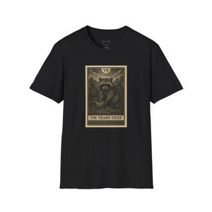 Camiseta con el mapache del Tarot del ladrón de basura, camiseta gráfica, camiseta unisex negra, regalo para amantes de los animales, ropa ocultista