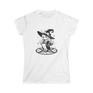 Puede incluir: Una camiseta blanca con una ilustración en blanco y negro de una joven con un sombrero de bruja sentada en un pentagrama.
