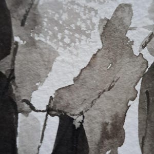 K&ouml;nnte beinhalten: Abstrakte Aquarellmalerei in Grau- und Schwarzt&ouml;nen auf wei&szlig;em Papier. Das Kunstwerk zeigt flie&szlig;ende Pinselstriche und sich &uuml;berlappende Formen, die eine dynamische und strukturierte Komposition erzeugen. Der Stil erinnert an Tuschemalerei.