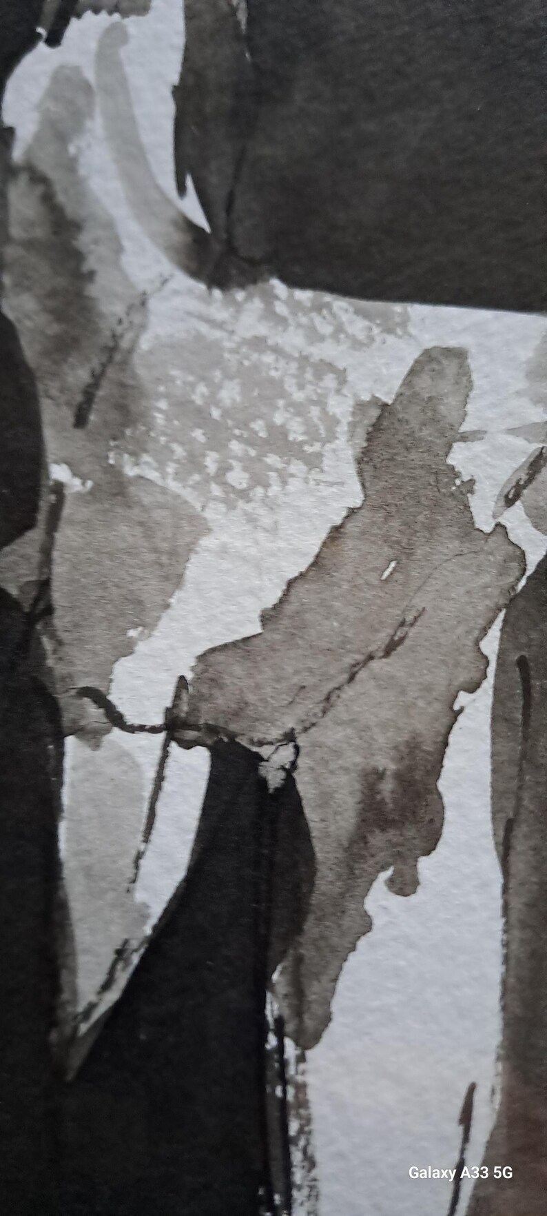 K&ouml;nnte beinhalten: Abstrakte Aquarellmalerei in Grau- und Schwarzt&ouml;nen auf wei&szlig;em Papier. Das Kunstwerk zeigt flie&szlig;ende Pinselstriche und sich &uuml;berlappende Formen, die eine dynamische und strukturierte Komposition erzeugen. Der Stil erinnert an Tuschemalerei.