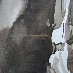 K&ouml;nnte beinhalten: Abstrakte Aquarellmalerei in Grau- und Schwarzt&ouml;nen. Das Kunstwerk zeigt eine Mischung aus dunklen und hellen T&ouml;nen, mit einem Fokus auf flie&szlig;ende Formen und Texturen. Die Komposition suggeriert ein Gef&uuml;hl von Tiefe und Bewegung.