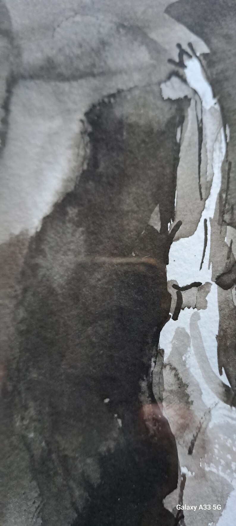 K&ouml;nnte beinhalten: Abstrakte Aquarellmalerei in Grau- und Schwarzt&ouml;nen. Das Kunstwerk zeigt eine Mischung aus dunklen und hellen T&ouml;nen, mit einem Fokus auf flie&szlig;ende Formen und Texturen. Die Komposition suggeriert ein Gef&uuml;hl von Tiefe und Bewegung.