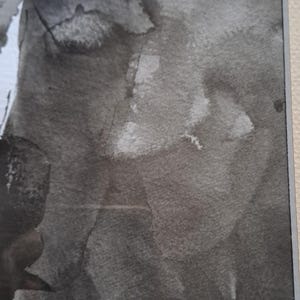 K&ouml;nnte beinhalten: Abstrakte Aquarellmalerei in Grau- und Schwarzt&ouml;nen, gerahmt in einem silberfarbenen Rahmen. Das Kunstwerk weist flie&szlig;ende Pinselstriche und ein strukturiertes Aussehen auf. Unten rechts signiert.