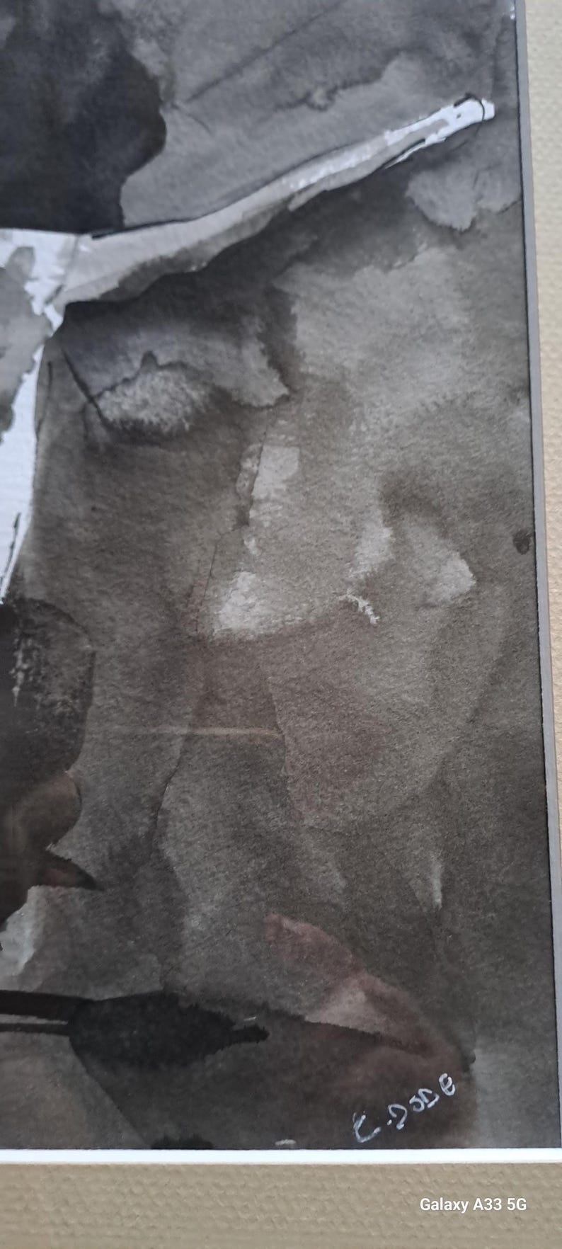 K&ouml;nnte beinhalten: Abstrakte Aquarellmalerei in Grau- und Schwarzt&ouml;nen, gerahmt in einem silberfarbenen Rahmen. Das Kunstwerk weist flie&szlig;ende Pinselstriche und ein strukturiertes Aussehen auf. Unten rechts signiert.