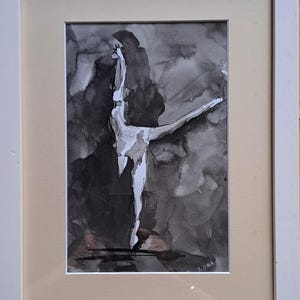 K&ouml;nnte beinhalten: Ein gerahmtes Aquarellgem&auml;lde einer Ballerina in einer anmutigen Pose. Das Kunstwerk ist haupts&auml;chlich in Grau- und Wei&szlig;t&ouml;nen gehalten, mit einem hellbeigen Passepartout und einem wei&szlig;en Rahmen. Die Form der Ballerina wird mit ausdrucksstarken Pinselstrichen eingefangen.