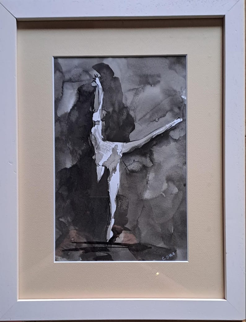 K&ouml;nnte beinhalten: Ein gerahmtes Aquarellgem&auml;lde einer Ballerina in einer anmutigen Pose. Das Kunstwerk ist haupts&auml;chlich in Grau- und Wei&szlig;t&ouml;nen gehalten, mit einem hellbeigen Passepartout und einem wei&szlig;en Rahmen. Die Form der Ballerina wird mit ausdrucksstarken Pinselstrichen eingefangen.