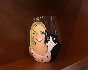 Dos retratos personalizados pintados a mano en un mismo vaso.
