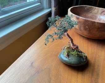 Árbol de alambre hecho a mano sobre piedra oceánica de resina