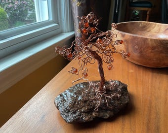 Árbol artesanal de alambre de cobre macizo con cuentas sobre resina y piedra oceánica
