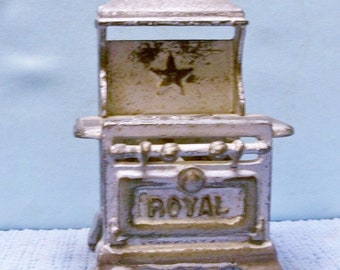 Vintage Royal Star Back Cast Iron Toy Stove ~ Salesman Sample Dollhouse Size ~ Gently Played With Condition