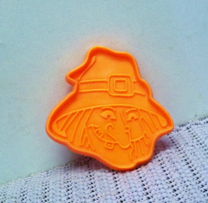 Vintage Witches Head Cookie Cutter ~ 2 34 Inch By 2 34 Inch Cut Out ~ China Cookie Mold ~ Detailed Facial Features ~ Mint