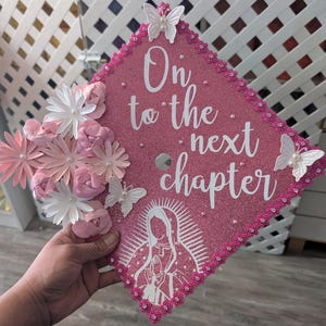 Cappello da laurea rosa shocking con la Vergine di Guadalupe