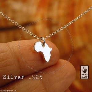 Petite carte de l'Afrique, chaîne en argent sterling .925 et pendentif solide épais, fait main