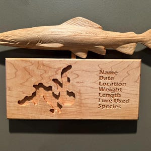 Replica personalizzata di trota iridea in legno con dettagli personalizzati del lago e della cattura