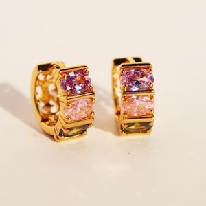 Boucles d'oreilles Huggie en pierre baguette | Créoles en plaqué or 24 carats avec pierre précieuse | Pendants et pendants d'oreilles | Cadeaux Fête des Mères