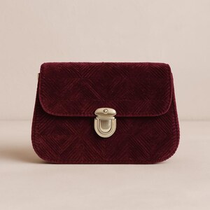 Bolso de mano de terciopelo burdeos de lujo: bolso de textura suave hecho a mano con cierre plateado