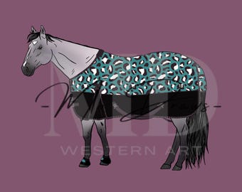 Puede incluir: Un caballo gris con una manta de caballo de estampado de leopardo azul verdoso y negro. La manta tiene un ribete negro y una correa negra en el pecho. El caballo está de pie sobre un fondo morado.