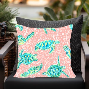 Coussin d'extérieur à imprimé tortue rose pâle et turquoise, extérieur, porche, patio, terrasse, cadeau d'hôtesse, maison de plage, pendaison de crémaillère