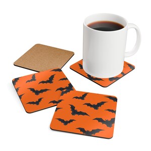 Zestaw podstawek na Halloween, prezent do domu, wózek barowy, prezent dla gospodyni, parapetówka, spód korkowy, czarne latające nietoperze, salon, drewno korkowe