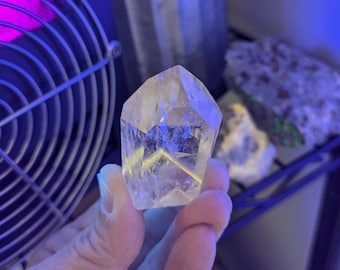 Torre de cuarzo pulido con powellita y fantasmas ahumados de Minas Gerais, Brasil