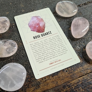 Cartão de afirmação com pedra de bolso de quartzo rosa e cristal de terra luxuoso