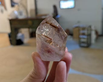 Torre de cuarzo pulido con powellita y fantasmas ahumados de Minas Gerais, Brasil