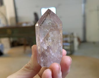 Torre de cuarzo pulido con powellita y fantasmas ahumados de Minas Gerais, Brasil