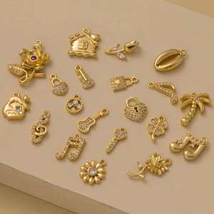 Ensemble de pendentifs à breloques en plaqué or 14 carats - Style varié, couronne, papillon, note de musique, clé, fleur de la maison - Bracelet à monter soi-même - Fournitures pour la fabrication de bijoux