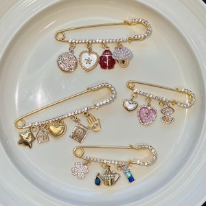 Benutzerdefinierte Sicherheits Brosche mit Charms - Y2K Taschenanhänger Pin - Personalisierter Kristall Herz Stern Pilz - Mix & Match Schmuck Brosche Brautgeschenk
