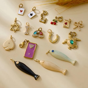 Colección de amuletos de la suerte chapados en oro de 18 quilates: juego de colgantes de cartas de juego, peces, tortugas, herraduras y arcoíris. Suministros para la fabricación de joyas DIY al por mayor.