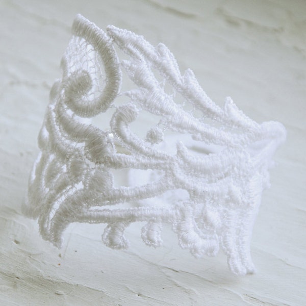 LAST ONE White Lace Bracelet - Jeneth