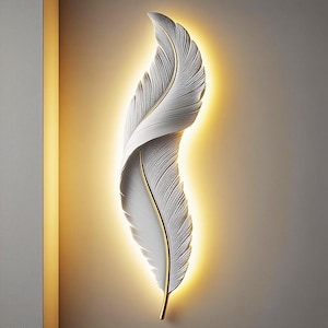 Könnte beinhalten: Eine weiße, federförmige Wandleuchte mit goldenen Akzenten und warmer Hintergrundbeleuchtung. Die Leuchte ist an einer neutralfarbenen Wand angebracht und erzeugt eine moderne und elegante Ästhetik. Das Design erinnert an eine stilisierte Feder.