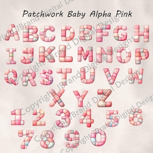 Peut inclure: Patchwork Baby Alpha Pink, un ensemble de lettres et de chiffres de l'alphabet rose avec un motif patchwork. Les lettres et les chiffres sont sur un fond blanc.