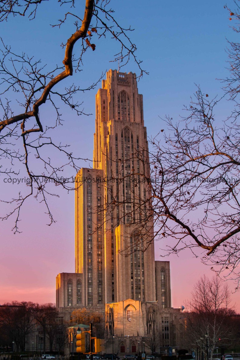 Catedral de Aprendizaje de la Universidad de Pittsburgh al atardecer Impresión de Bellas Artes imagen 1