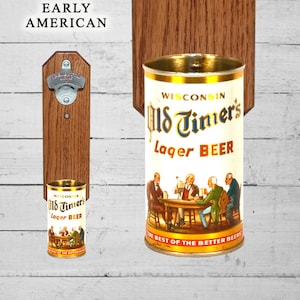 以下が含まれることがあります： 木製の壁掛けボトルオープナー。金属製のオープナーと小さなビール缶が付いています。缶にはヴィンテージデザインの「Old Timer's Lager Beer」と書かれています。上部には「Early American」の文字があります。