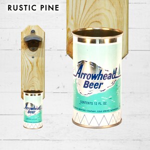 Peut inclure: Porte-bouteille et porte-canette en bois de pin rustique à fixer au mur. Le décapsuleur est en métal. Le porte-canette est orné d'une canette de bière Arrowhead vintage avec le texte "Arrowhead Beer" et "CONTENTS 12 FL. OZ."