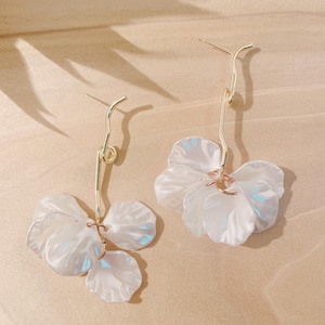 Shell Flower Petal Long Earrings – White Floral Dangle Drops for Bridesmaids, Boho Chic Summer Gift Jewelry - Perfect for Beach Weddings